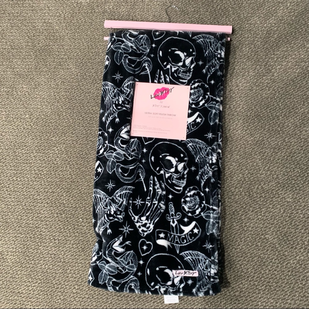Betsey Johnson Halloween Skull Plush Throw 💀